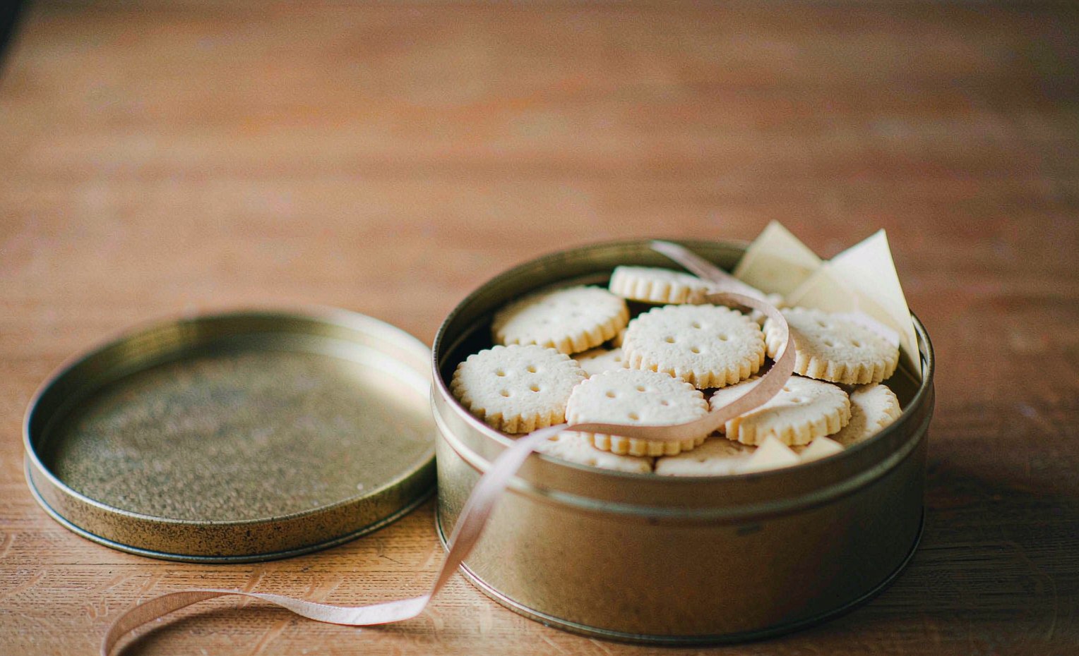 Shortbread tin with its lid and paper wrap